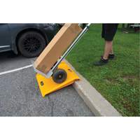 Rampe de trottoir portable en poly pour diable, Capacité de 1000 lb, 27" la x 27" lo MP740 | King Materials Handling